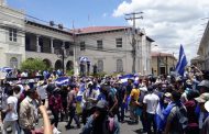 Universitarios se ausentan de aulas en Unan León y protestan en las calles